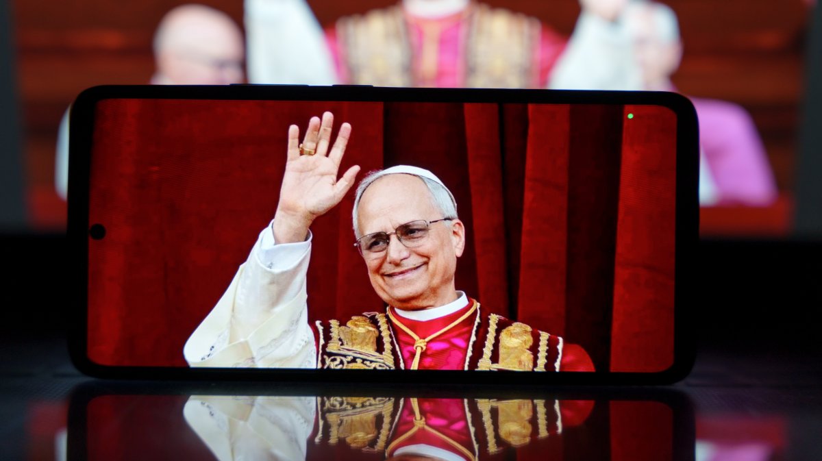 Pope Leo: with Apple Watch, more against AI