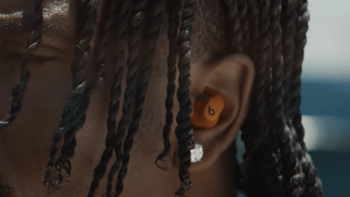 New beats earphones on the march: Powerbeats Fit appeared on YouTube