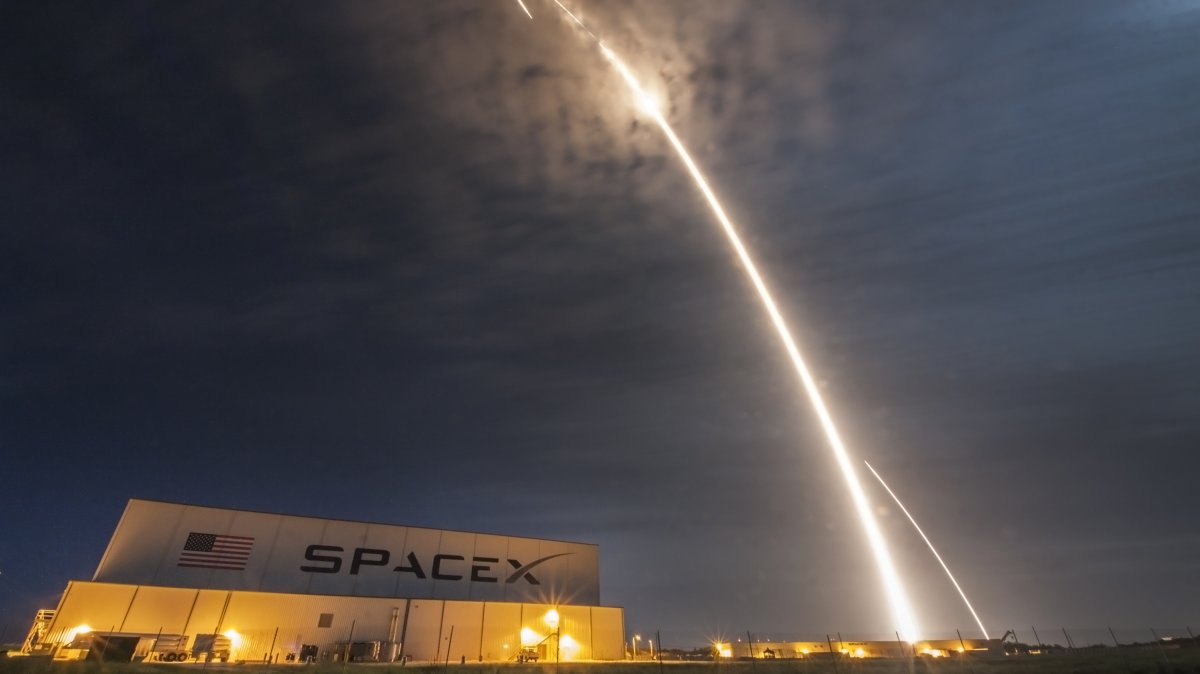 SpaceX plans new 15,000 satellites for mobile communications from space